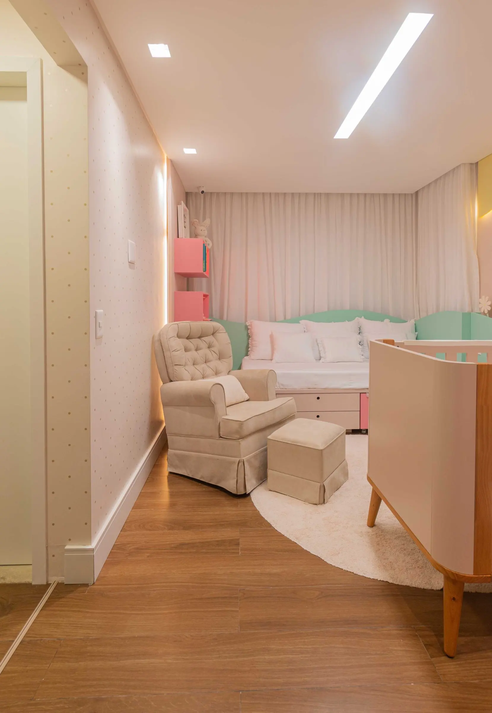 Entrance to the nursery with the armchair and crib