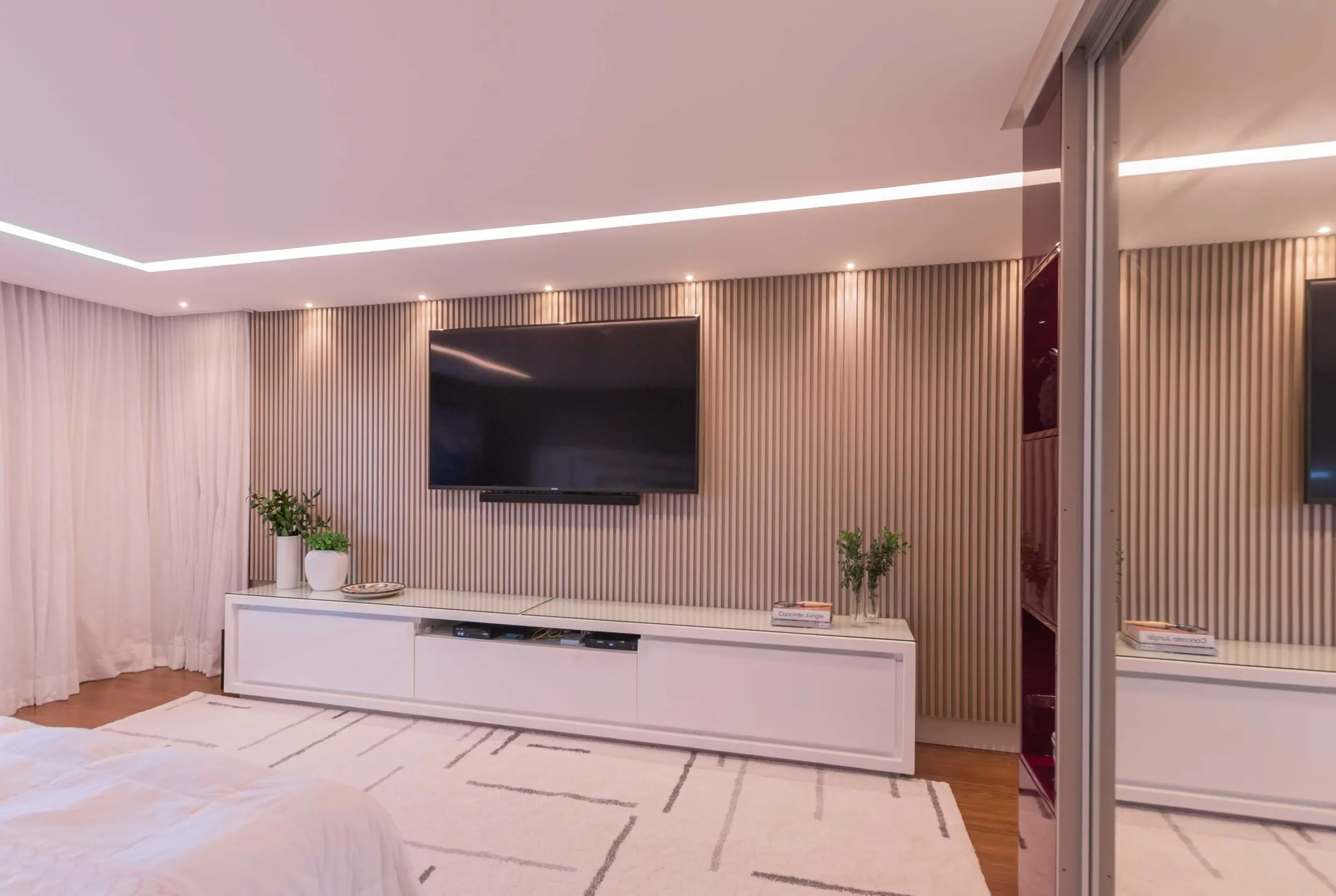 Suite with a slatted wall panel and a white TV unit
